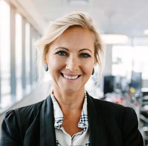 Glad kontormedarbeider i kontormiljø